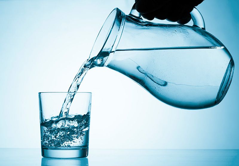 Starší žena pije doma vodu — hydratace a pánevní dno
